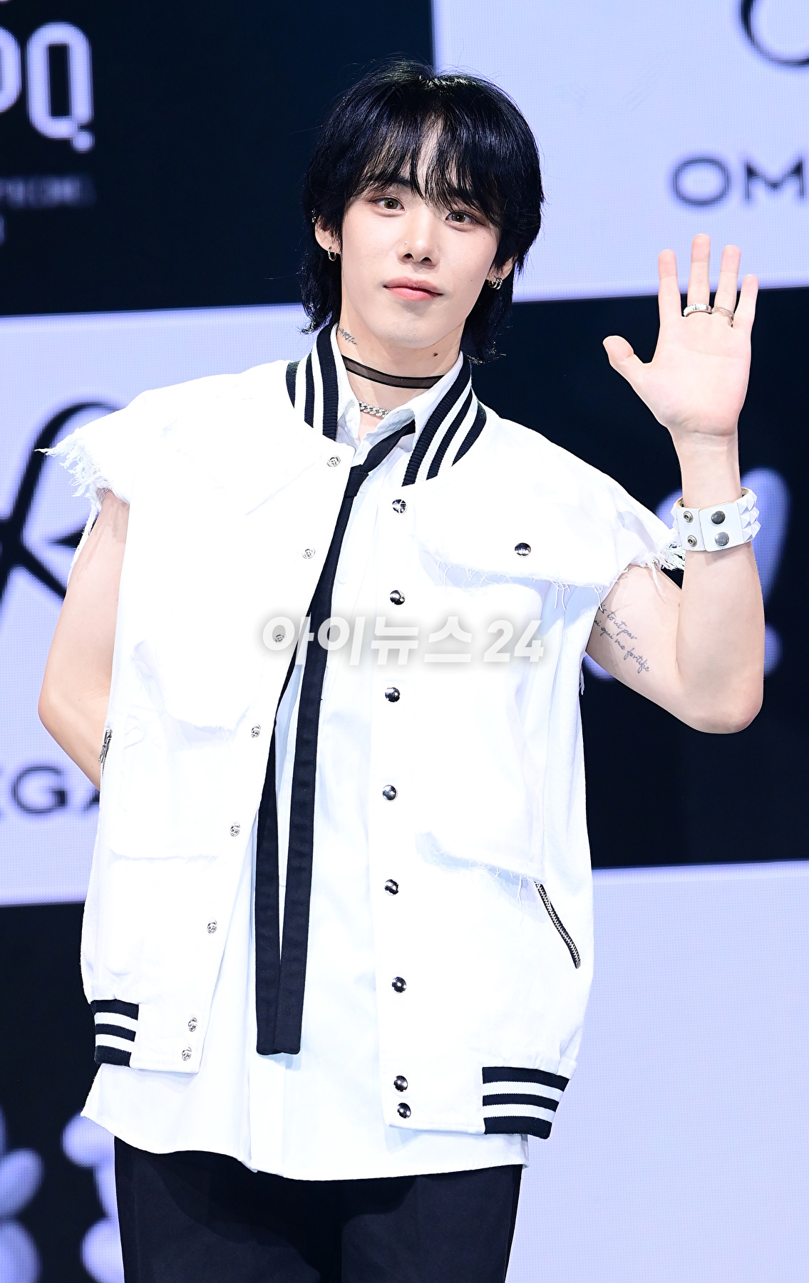 그룹 오메가엑스 젠(XEN)이 7일 오후 서울 광진구 예스24라이브홀에서 열린 오메가엑스(OMEGA X) 세 번째 미니앨범 'iykyk(if you know, you know)'(이프 유 노, 유 노) 발매 기념 쇼케이스에서 포토타임을 갖고 있다. [사진=정소희 기자]