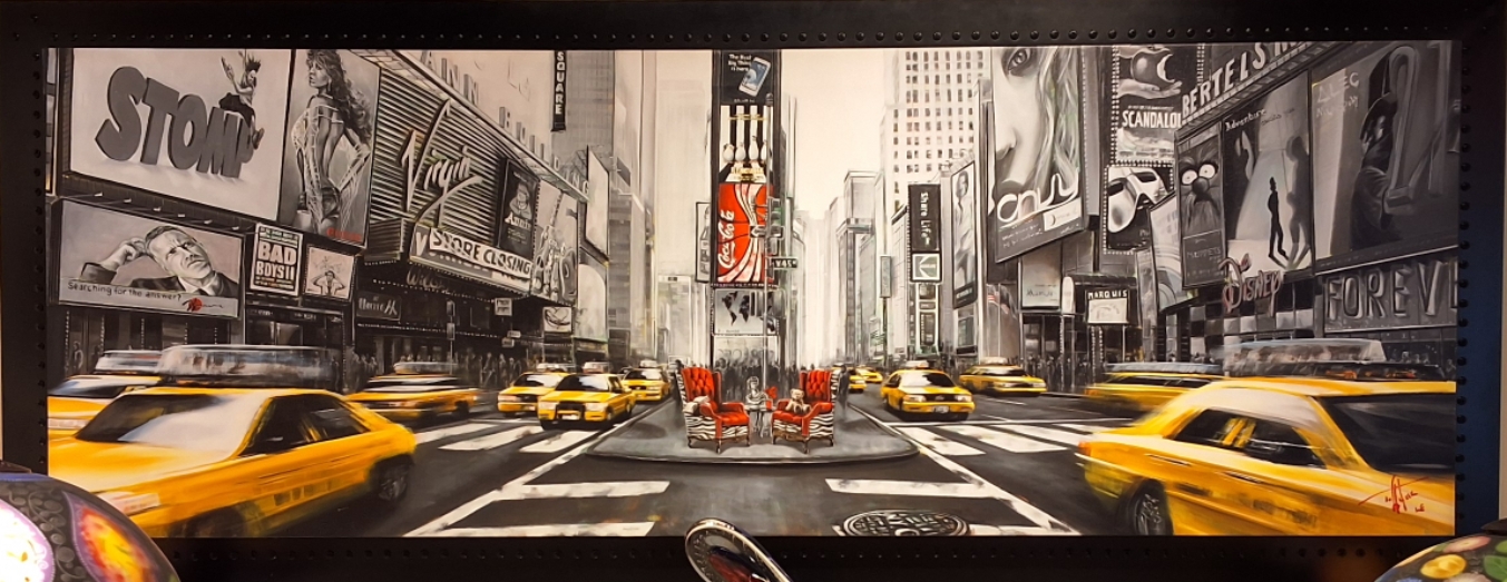 타임스퀘어 배경 속에서 반대 방향으로 달리는 노란색 택시들이 배치된 뉴욕 거리의 예술 작품