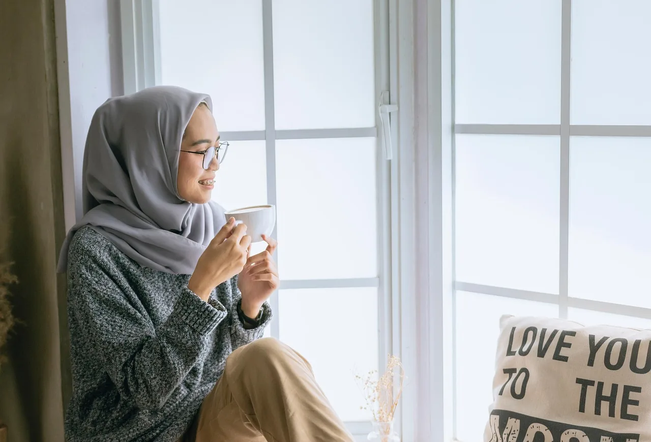 자가 관리, 여성, hijab, 창문, 루틴, 습관, 아침, 커피, 이슬람교도, 웃다, 창문, 창문, 습관, 습관, 습관, 습관, 습관, 커피, 커피, 커피