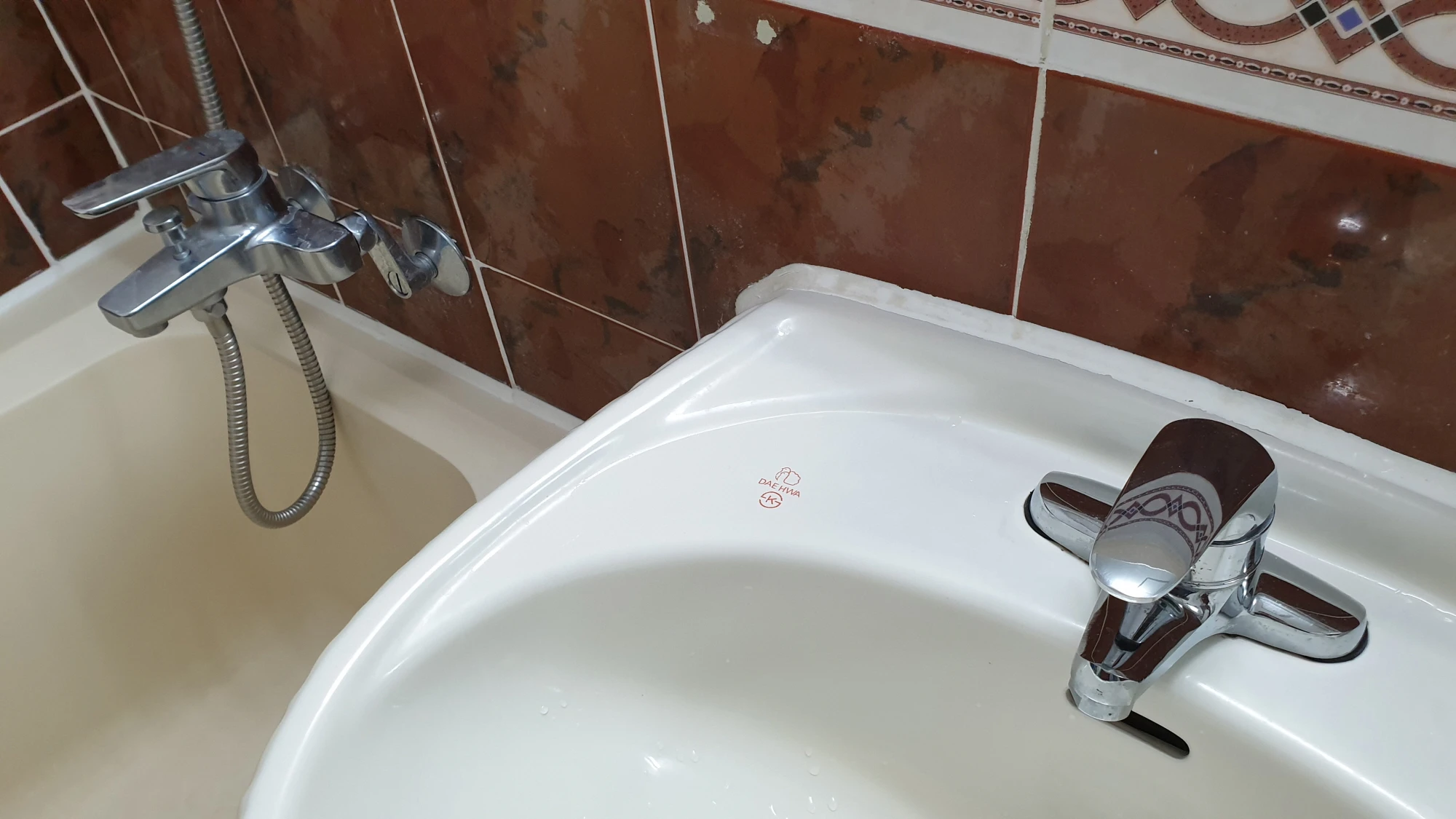 세면대 수전과 샤워기 수전