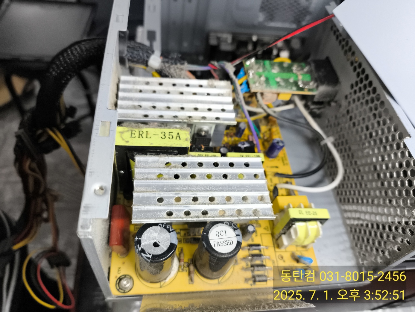 고장 난 파워서플라이를 뜯어서 외관상 터지거나 탄 부분은 없는지 확인 중