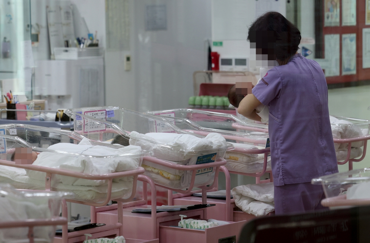 서울의 한 공공 산후조리원 신생아실모습.