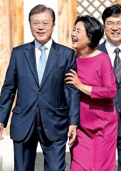 김정숙 여사 프로필 나이 고향 학력 종교 재산