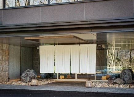 일본식 천이 건물의 입구 앞에 걸려 있다.