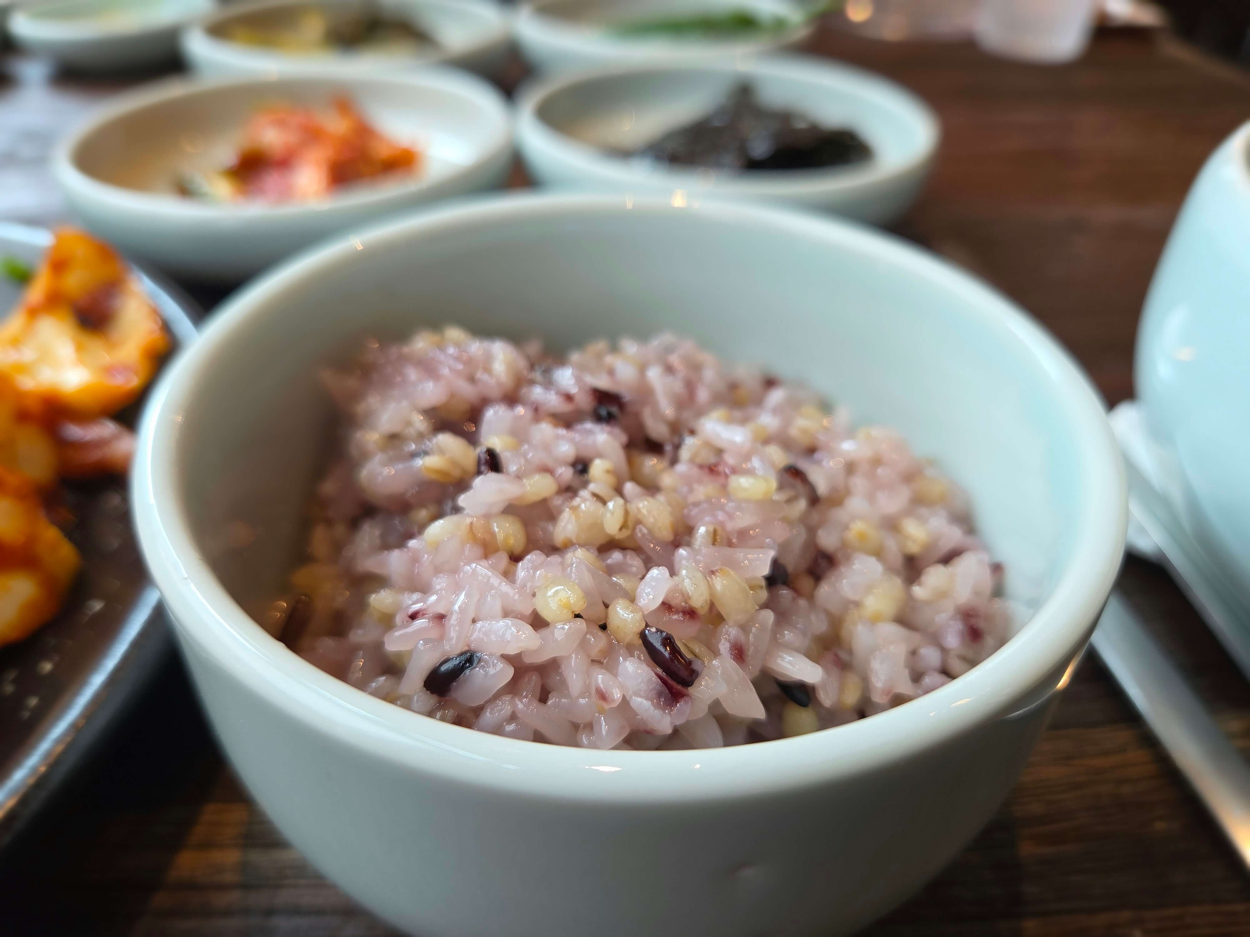 잡곡이 섞여있어서 건강한 밥