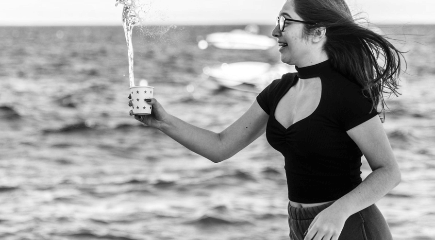 가래가 생기는 원인을 알고 물을 마시기 위해 준비하는 여성