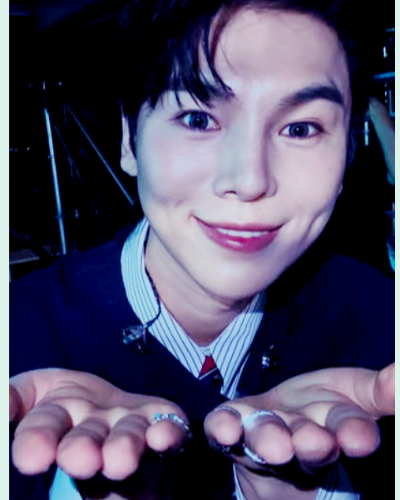 국악인 김준수가 밝게 웃으며 두 손을 내밀고 있다