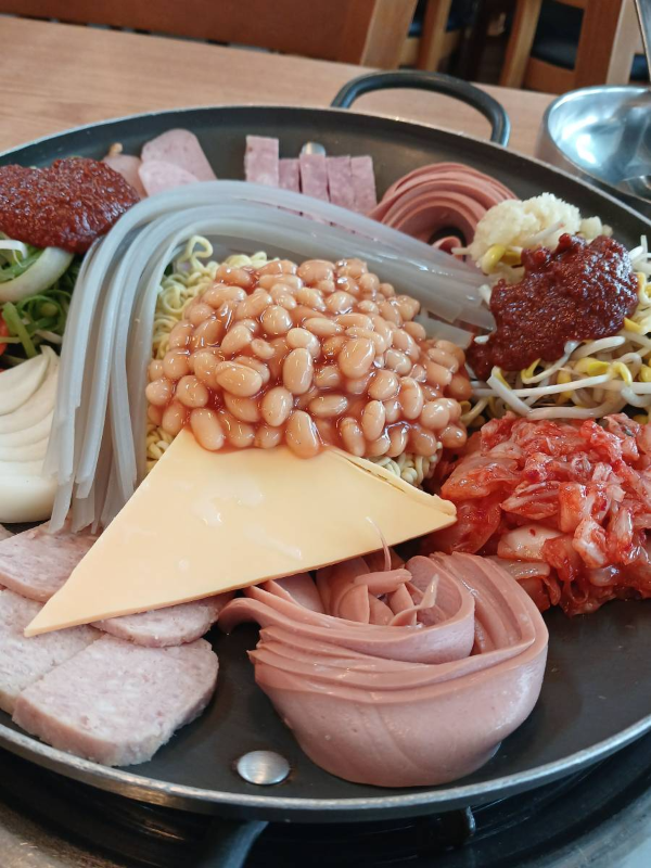 의정부부대찌개 푸짐한 내용물