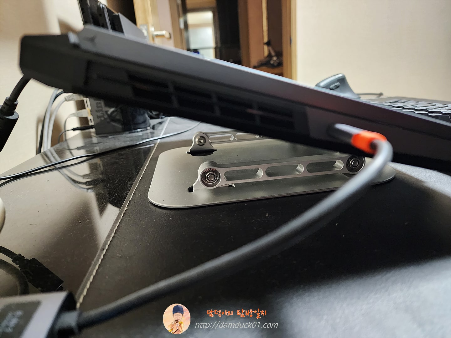 베이스어스의 메탈 글림 C타입 8-in-1 허브 도킹 스테이션