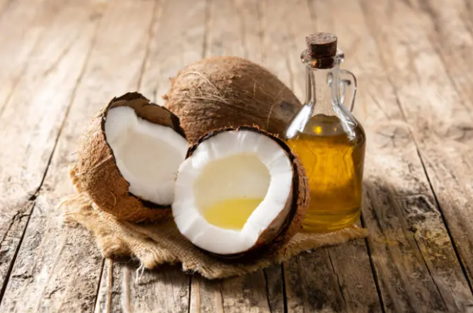 코코넛과 코코넛 오일이 든 병