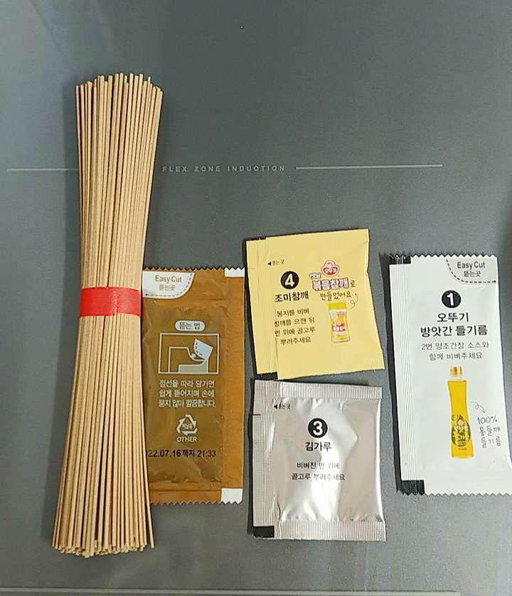 왼쪽에-갈색-국수와-오른쪽에-포장된-첨가물이-네개가-있다