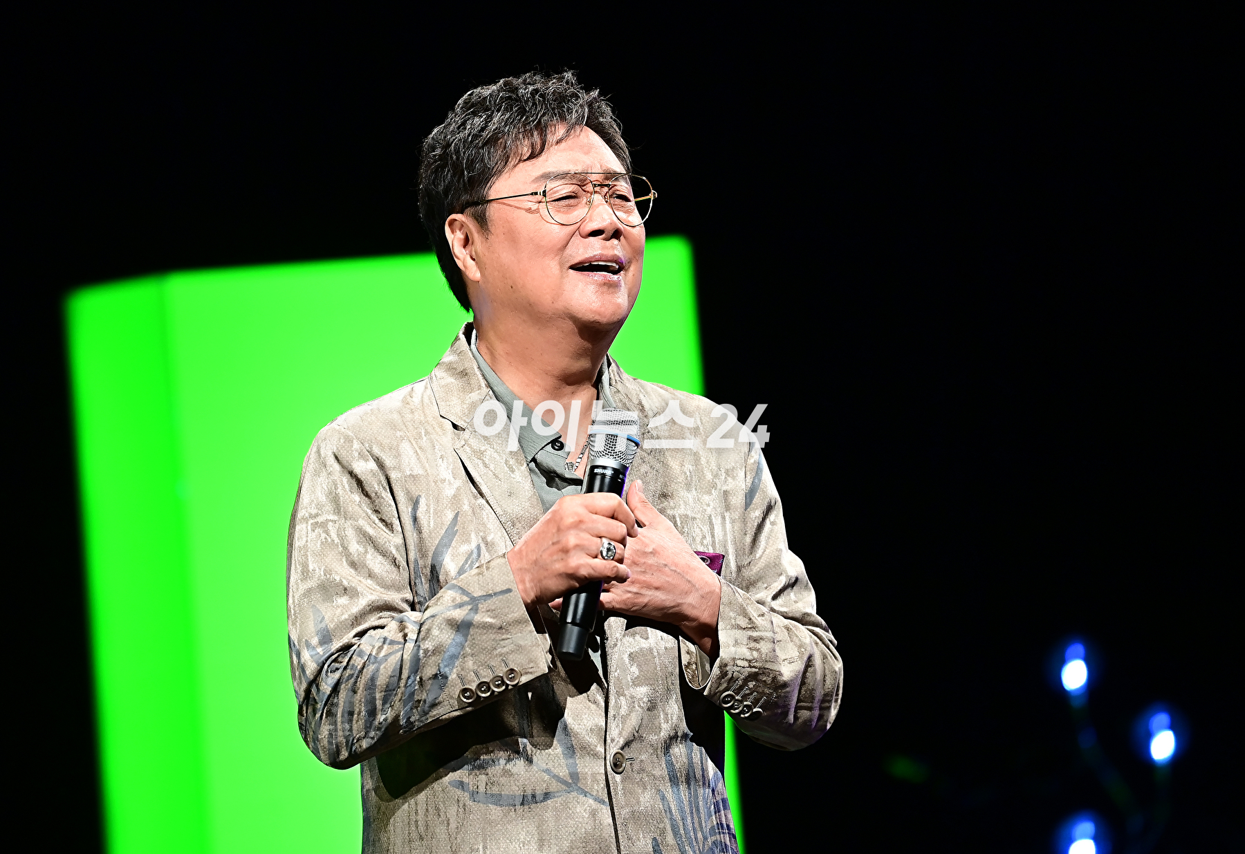 가수 남진이 13일 오후 서울 마포구 YTN홀에서 열린 신곡 쇼케이스에서 기념촬영을 하고 있다. [사진=곽영래 기자]