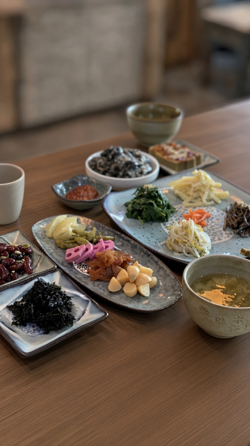 여러 가지 한식 반찬이 차려진 식탁