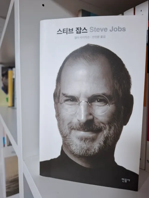 스티브 잡스의 철학을 따라 입었던 검은색 상의들이 정렬된 모습 (A row of black tops worn following Steve Jobs's philosophy)