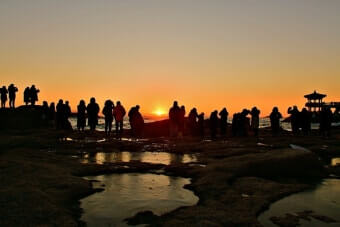 바닷가 위의 해돋이 모습