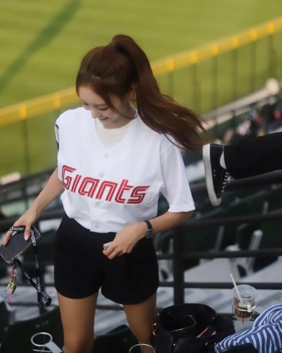 롯데 응원하는 박지영 아나운서