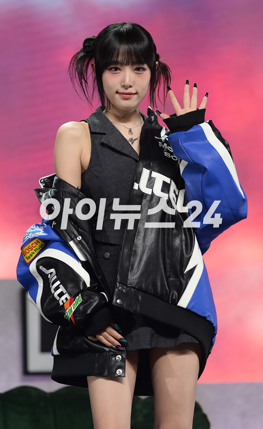 가수 최예나가 16일 오후 서울 용산구 한남동 블루스퀘어에서 열린 최예나 첫 번째 싱글 앨범 'Love War' 발매 기념 미디어 쇼케이스에 참석해 포즈를 취하고 있다. [사진=정소희 기자]