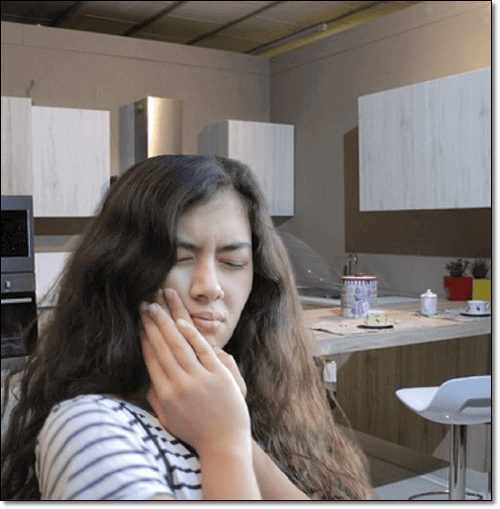 치통이 있는 여성