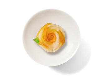 참외정과가 담긴 하얀 접시