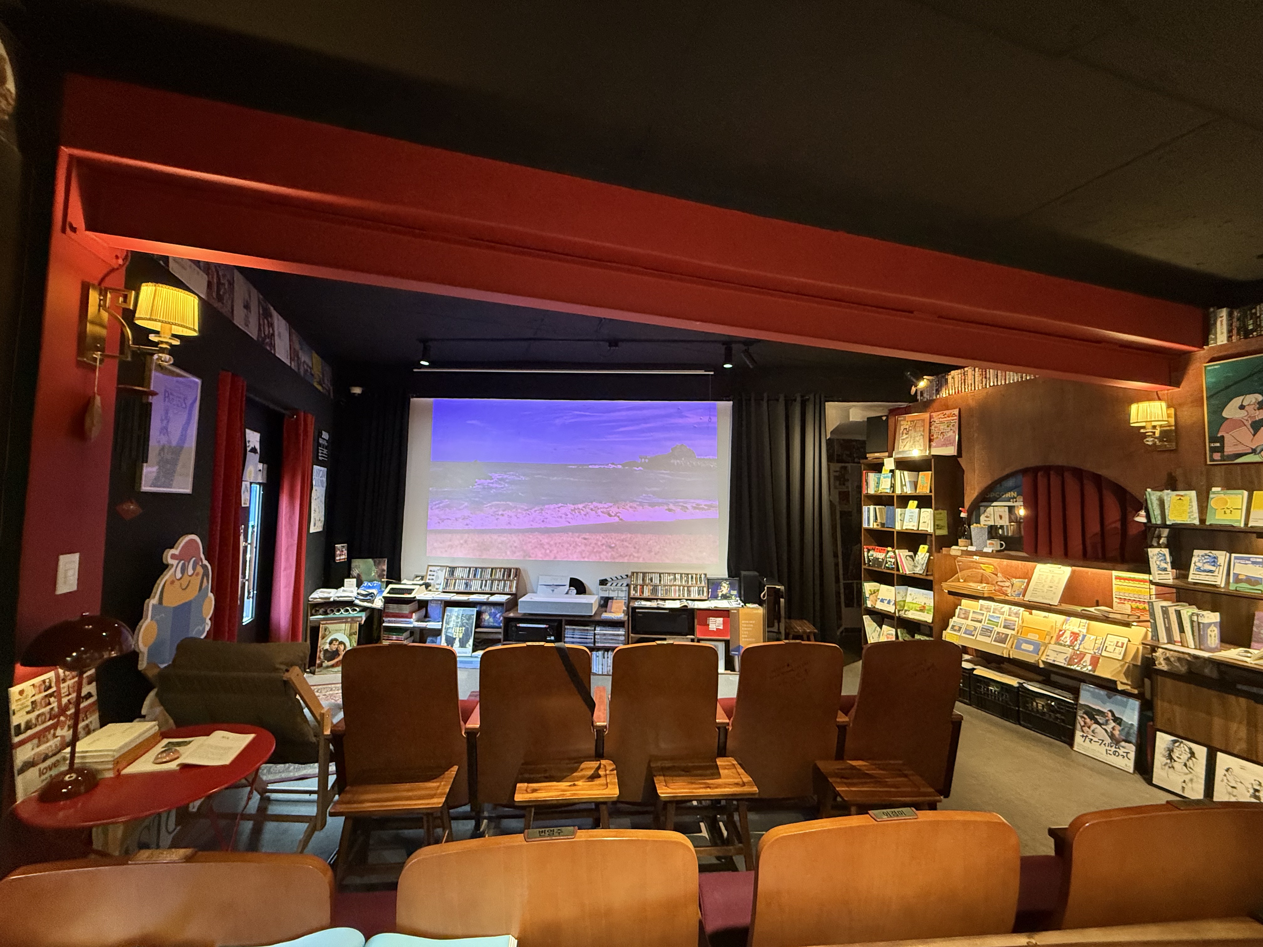 이스트씨네 내부