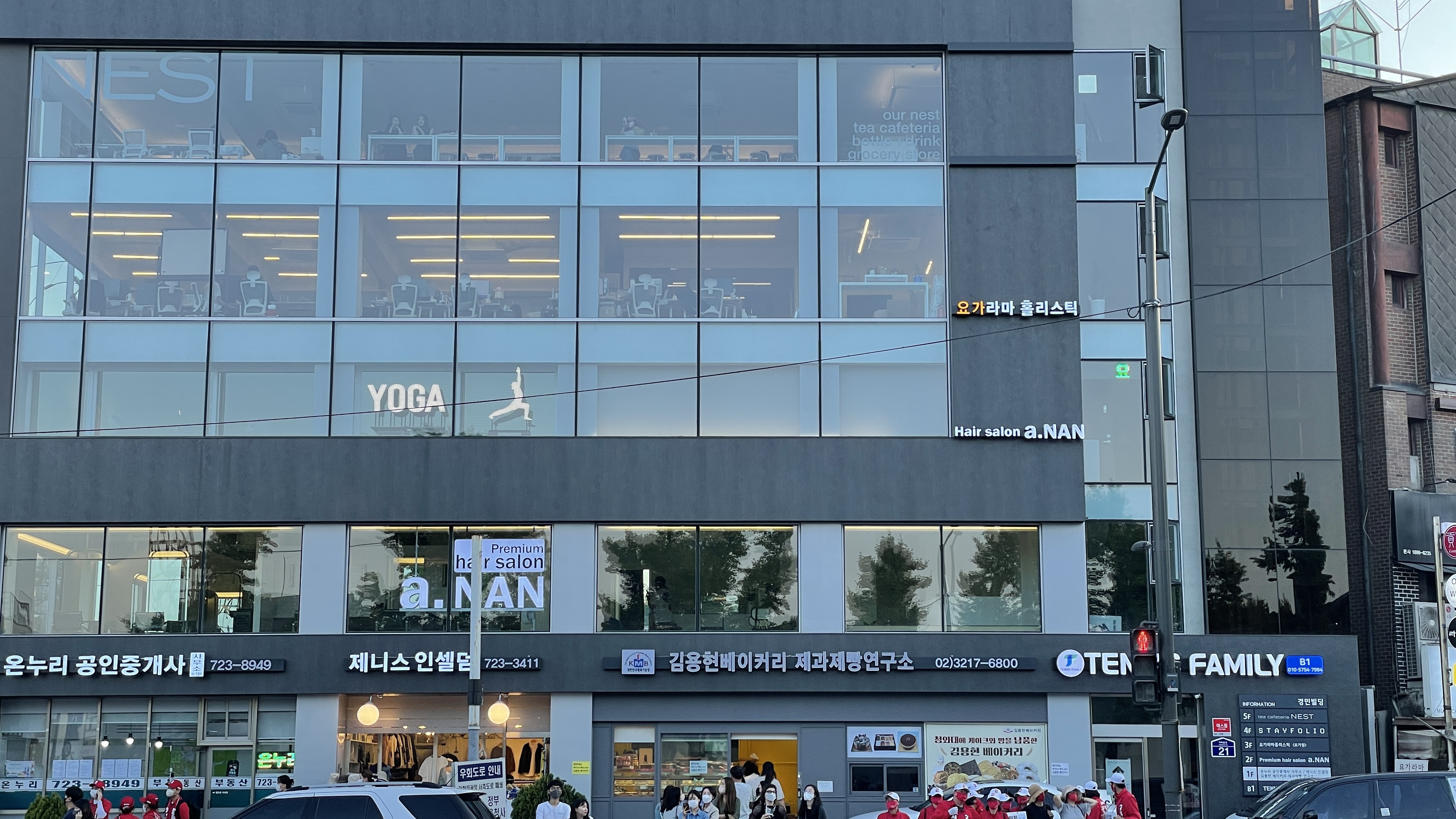 5층-정면으로-통창으로-된-카페가-보인다