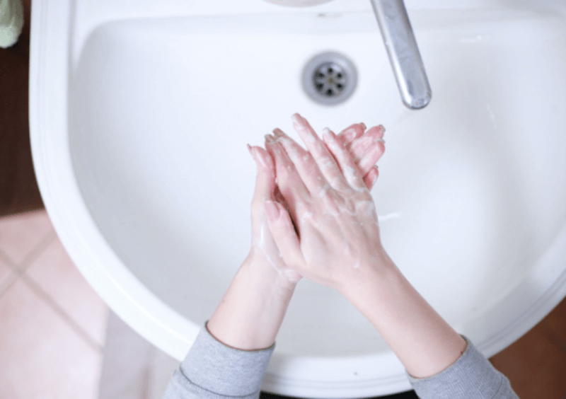 세면대에서 손 씻는 사진