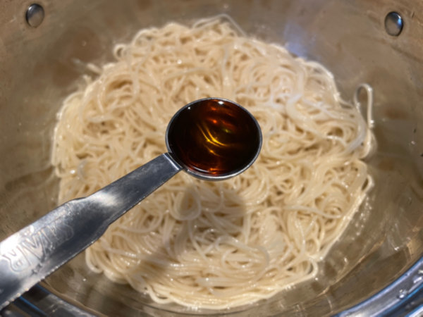 간장 비빔국수 황금레시피 - 간 맞으면 참기름 뿌려서 가볍게 버무리기