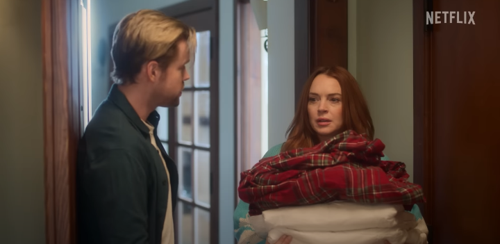 일거리를돕고있는시에라.왼쪽에제이크가서있다.