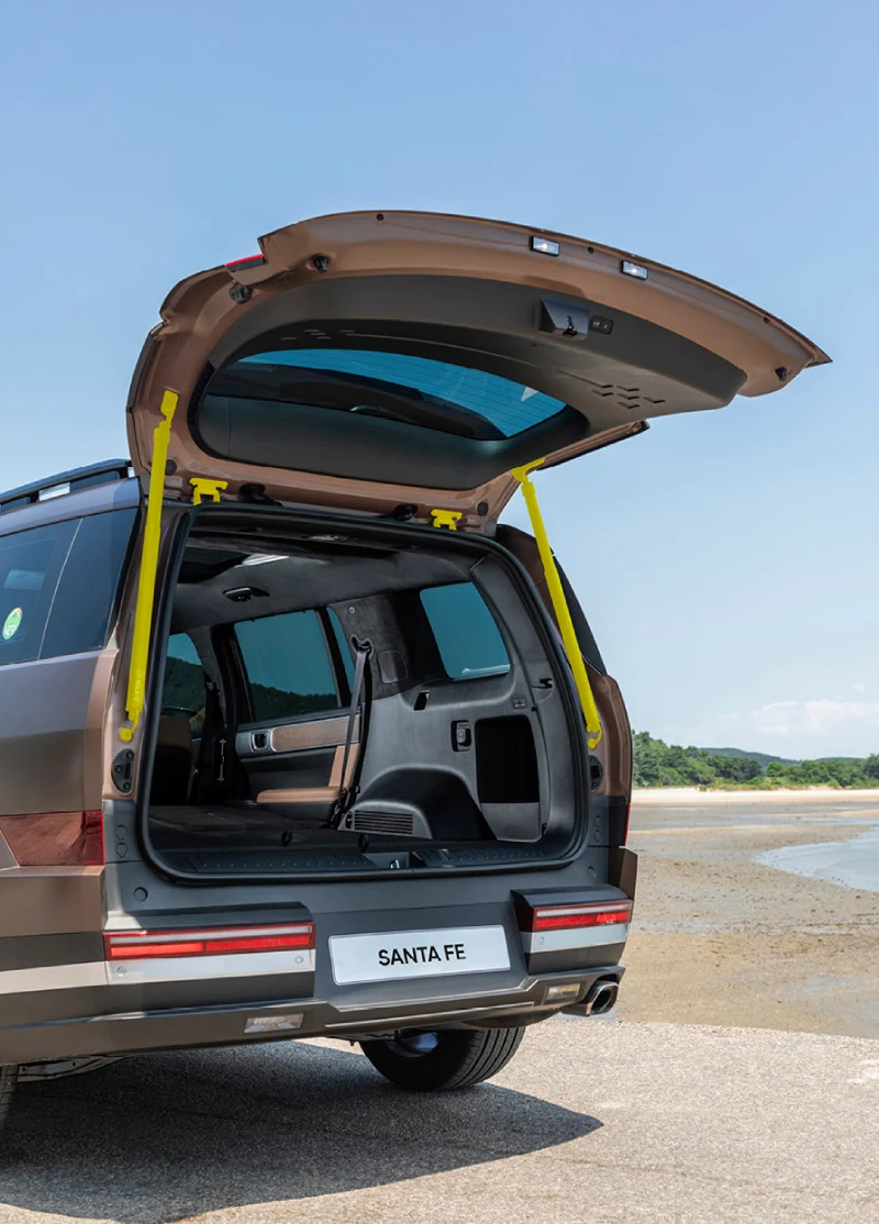 디 올 뉴 싼타페 트렁크가 열린 모습