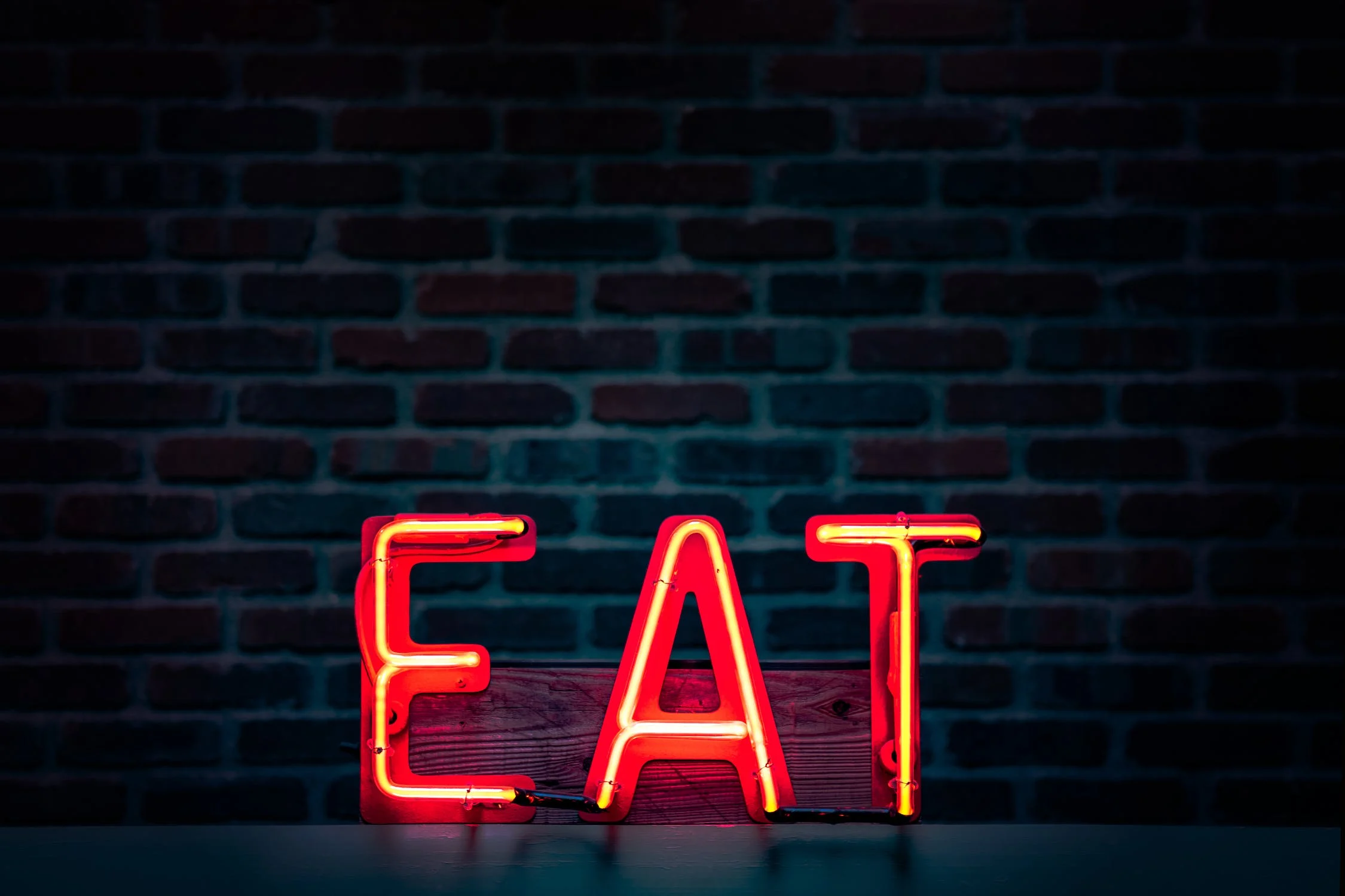 영어로 EAT이라고 전등이 밝히고 있다.
