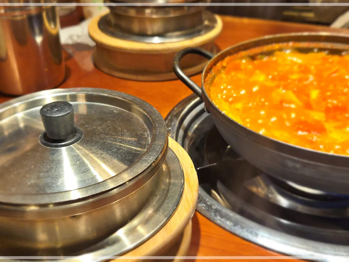 오늘도웃자두루치기본점-솥밥과-끓고있는-김치찌개