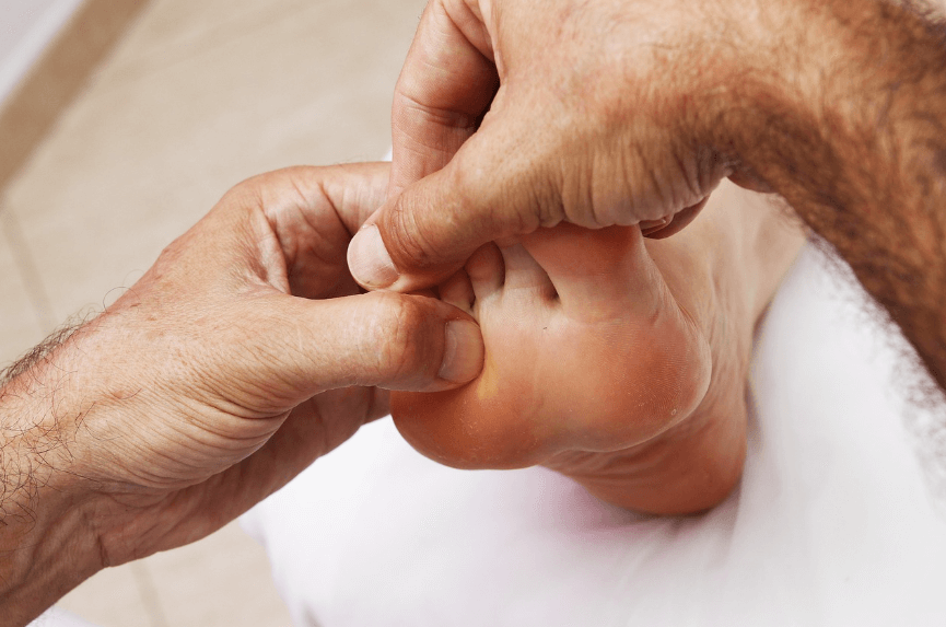 통증 부위를 진료하고 하고 있는 의사