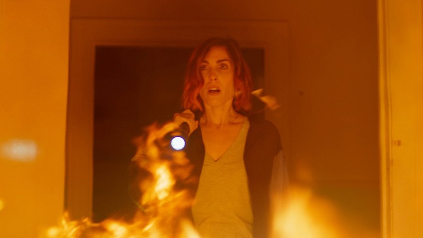 타오르는 불을 바라보는 여성의 모습