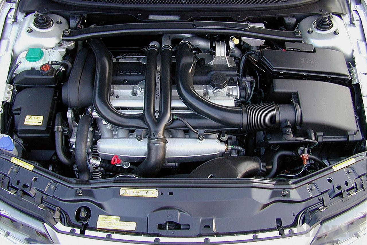 2006년식 볼보 S80 엔진룸 디자인