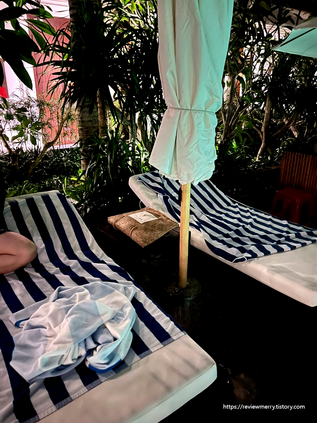 로비 앞 수영장 베드