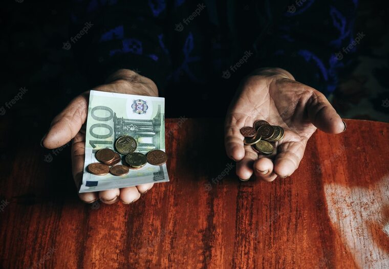 적은 돈을 쥐고 있는 사람