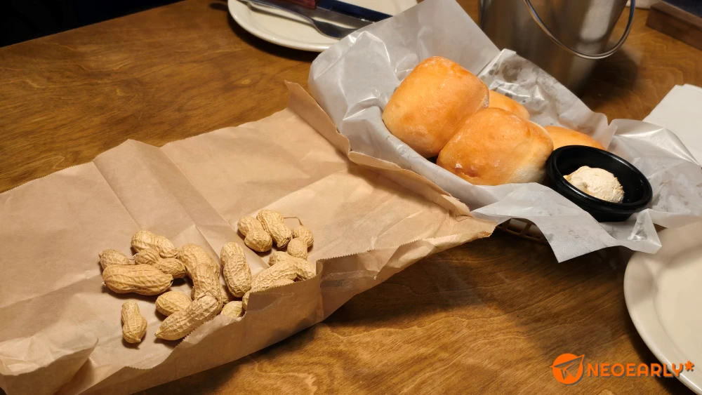땅콩과 식전빵이 나옵니다.