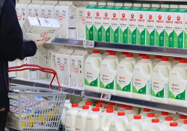 오는 10월부터 흰 우유와 발효유 등 음용유(마시는 우유) 원유(原乳)의 기본가격이 ℓ당 88원 오른다. 치즈, 분유 등 가공유 원윳값은 ℓ당 87원 인상된다.