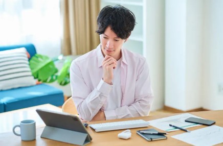 지원금을 알아보고 있는 사진