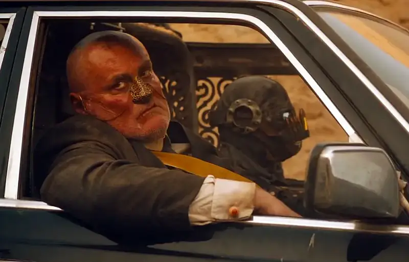 퓨리오사: 매드맥스 사가에 식인종 역을 맡은 존 하워드