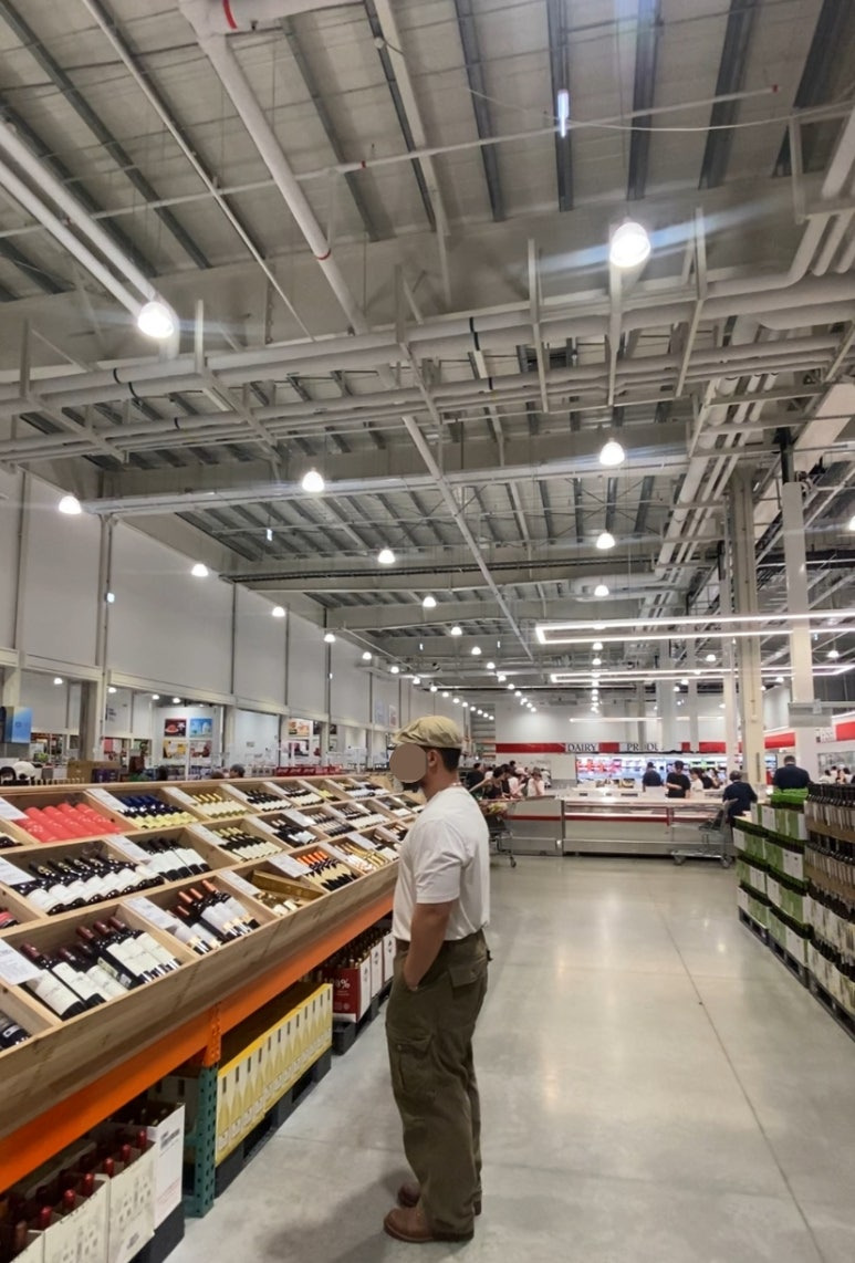 데일리룩(2025. 8. 26.)유니버셜 케미스트리 베레모 헌팅캡 베이지, 쿨탠다드 무신사스탠다드 베이직 반팔 티셔츠, 프리즘웍스 카고 팬츠 카키, 레드윙 아이언레인저 앰버하니스