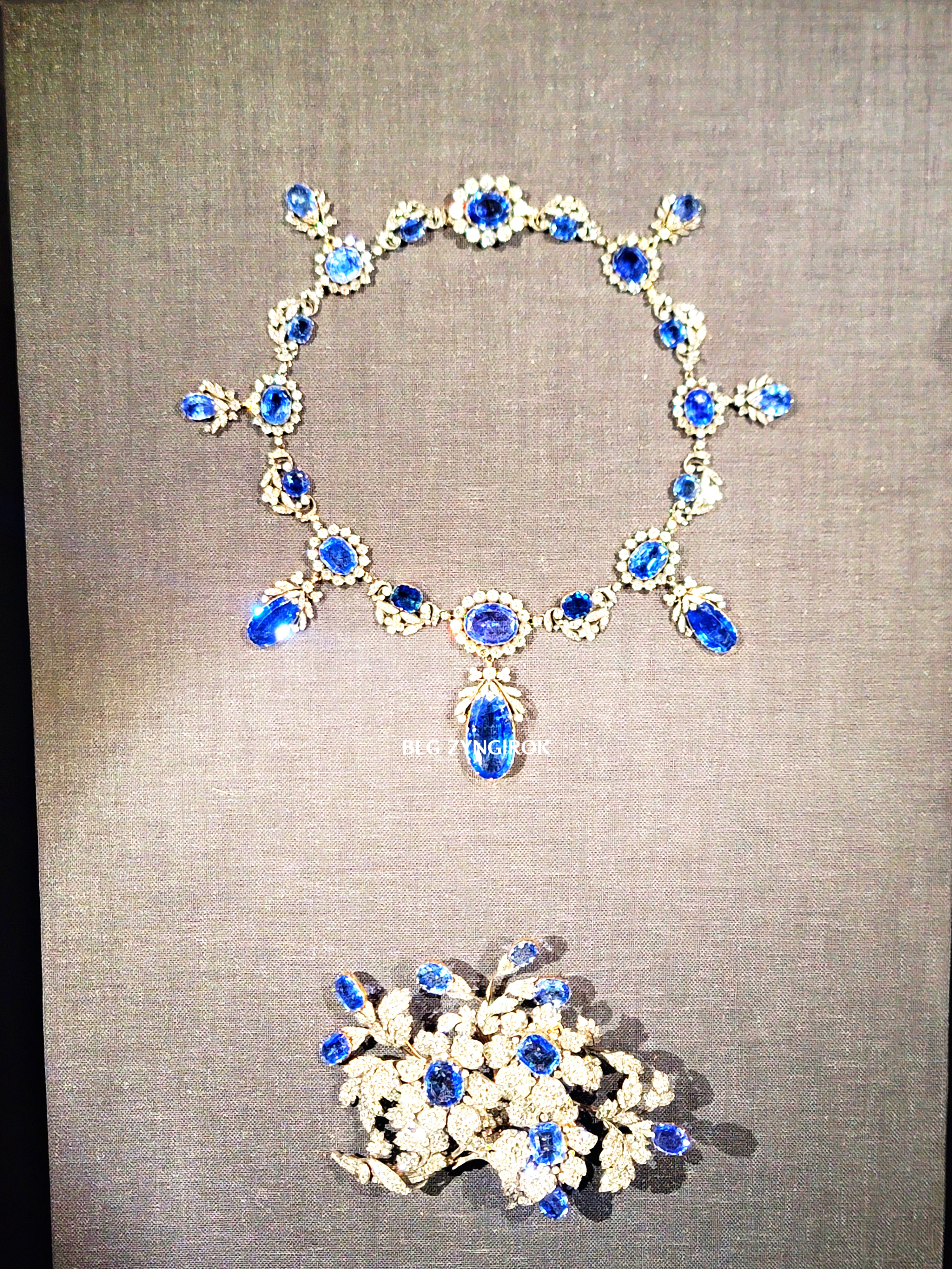 롯데타워 - 롯데뮤지엄 고혹의 보석 매혹의 시간 - 티아라 전시품 모습이다.