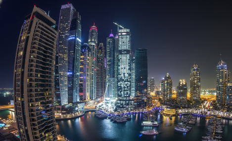 두바이 마리나의 화려한 야경과 고층 빌딩 전경