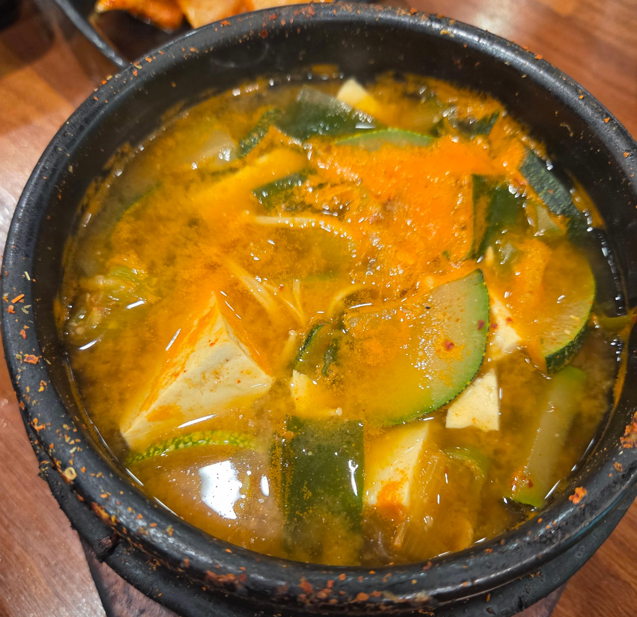 뚝배기에 담긴 구수한 된장찌개와 안의 재료들
