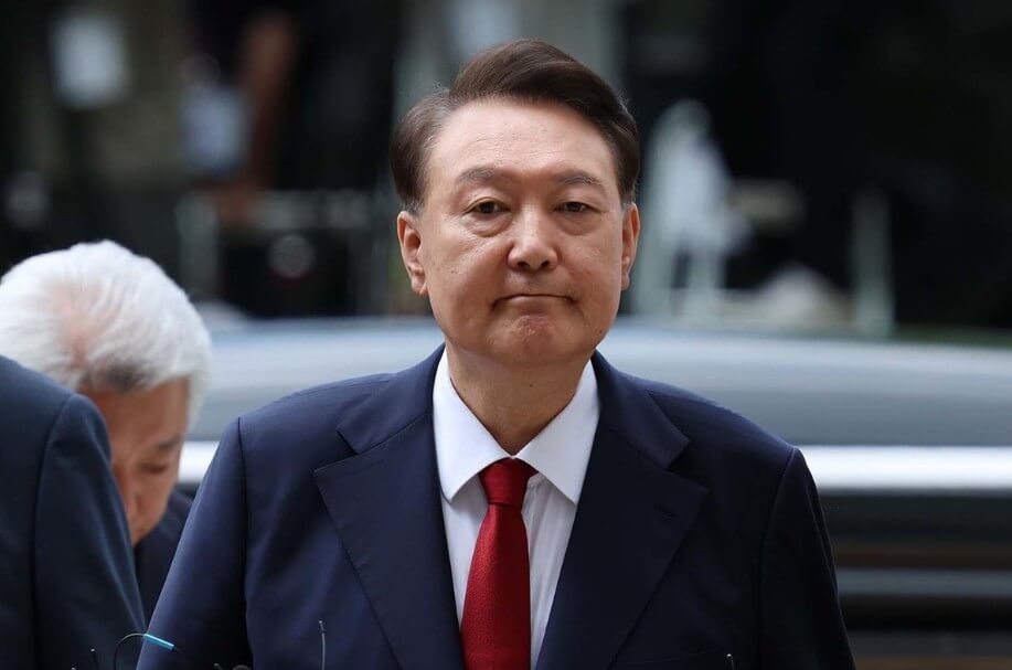 &lsquo;말없이 법정으로&rsquo; 출석하는 윤석열