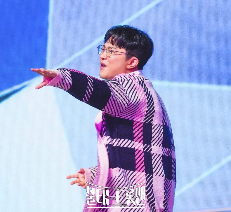 공연을 보고 즐거워하는 심사위원들