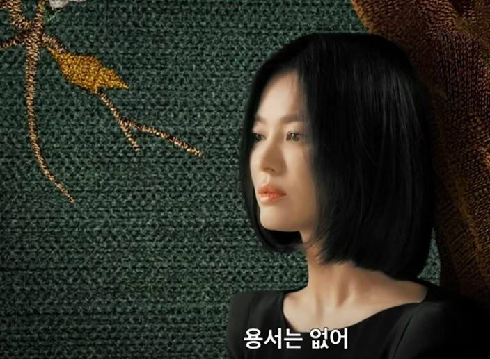 송혜교가 왼쪽 방향을 바라본다