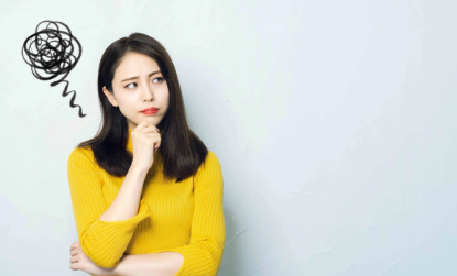 고민하는 여성