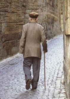 할아버지가-지팡이를-짚고-골목길을-걸어가는-장면