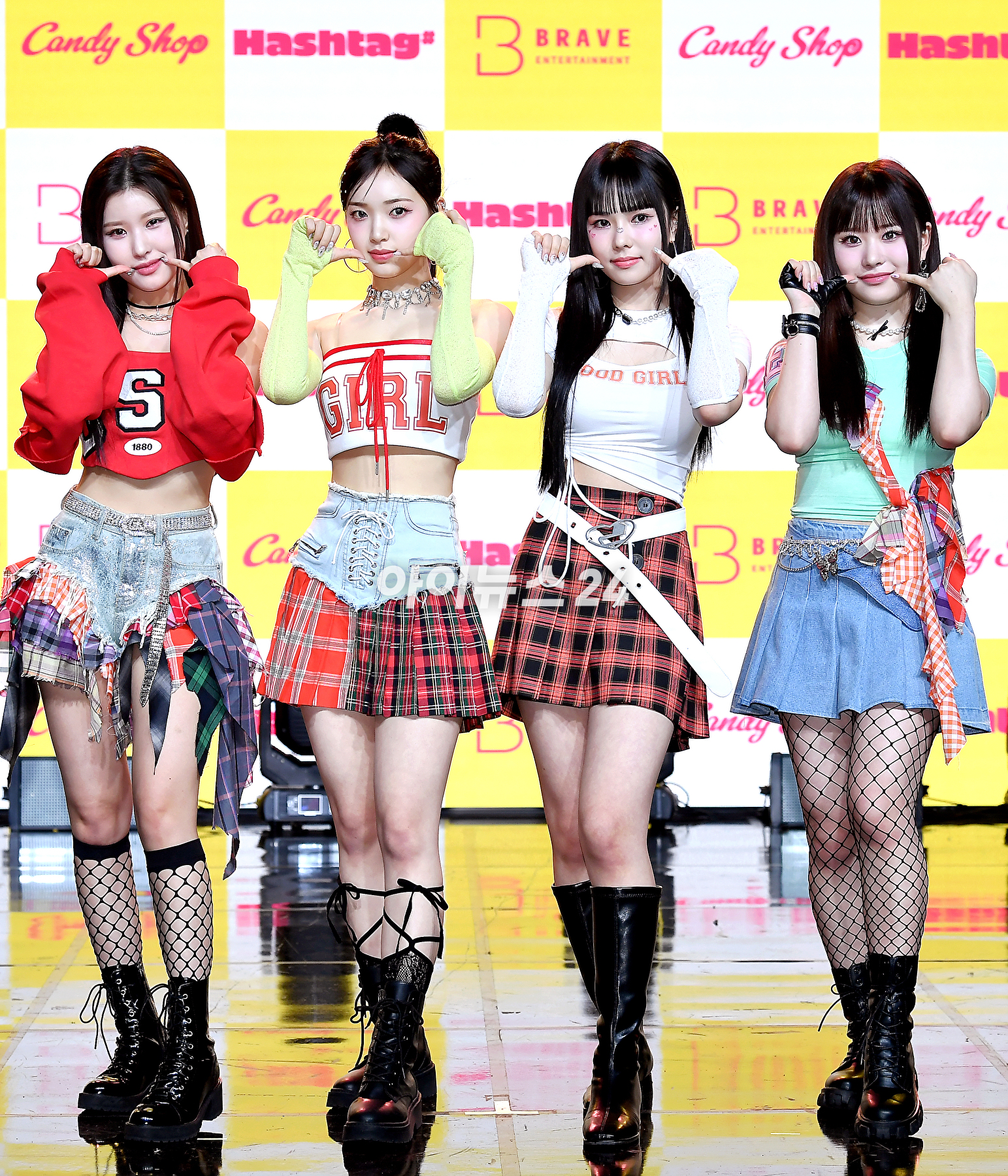 걸그룹 캔디샵이 27일 오후 서울 강남구 일지아트홀에서 열린 미니 1집 'Hashtag#'(해시태그#) 발매 기념 쇼케이스에서 포토타임을 갖고 있다. [사진=곽영래 기자]